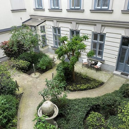 부다페스트 Hidden Gem With Terrace On The Andrassy Fashion Road 아파트 외부 사진